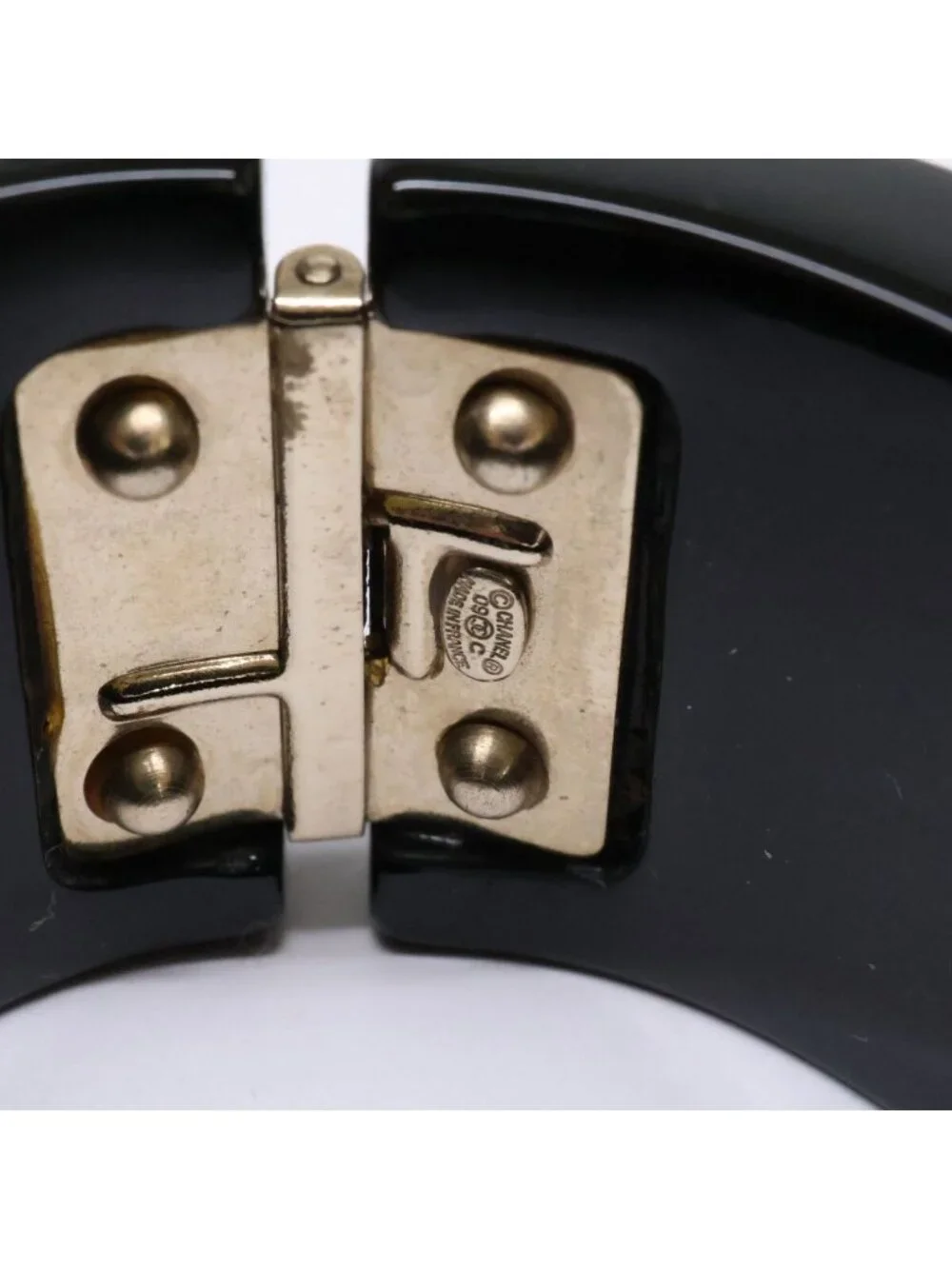 Chanel 09c Resin Hingerd CC Logo Bracelet